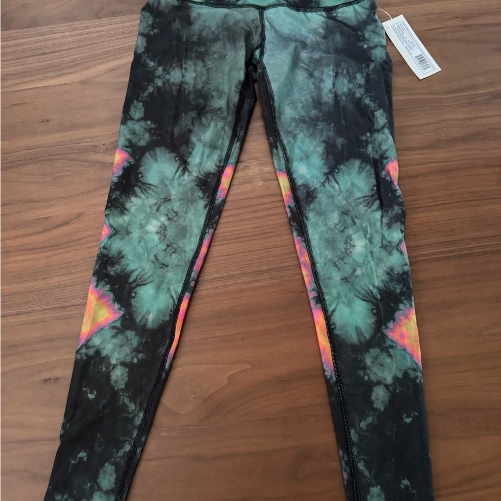 Teeki Eagle Feather Hot pant Leggings- M, NWT - Picture 2 of 5